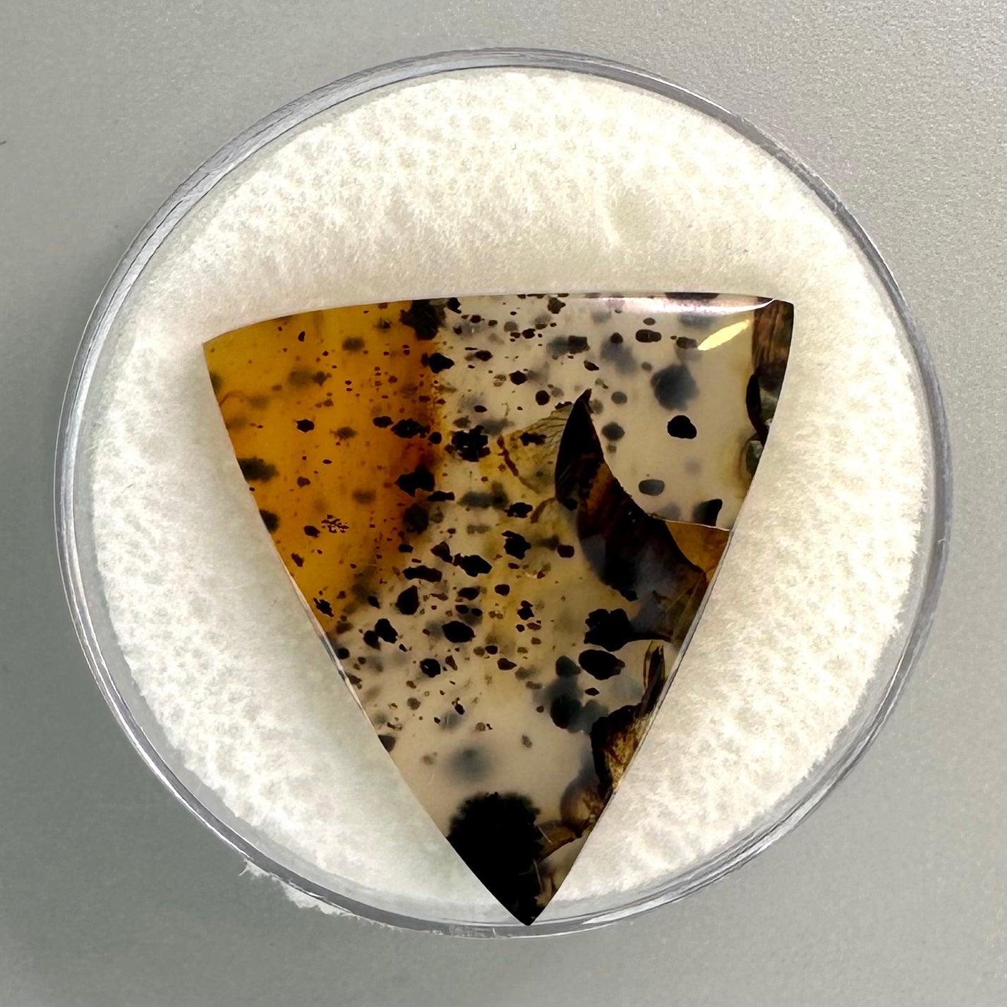 Agate with hematite inclusions